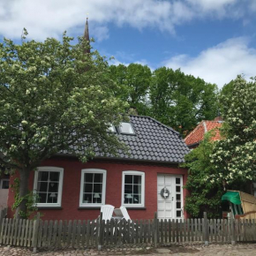 Отель Das Rote Ferienhaus  Фемарн